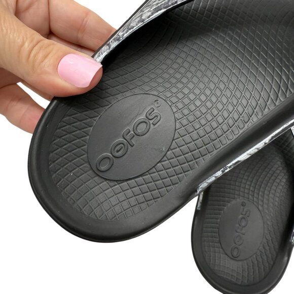 OOFOS OOlala Limited Edition Thong Recovery Snake Sandals Women's Size 6 - Picture 7 of 9